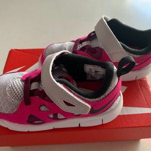 NIKE Free Run 2 Hook and Loop Stay-Put Closure Casual Sneakers - Brand New!